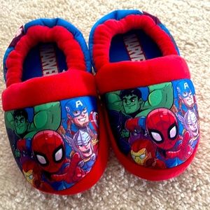 Adorable boys Marvel slippers like new!